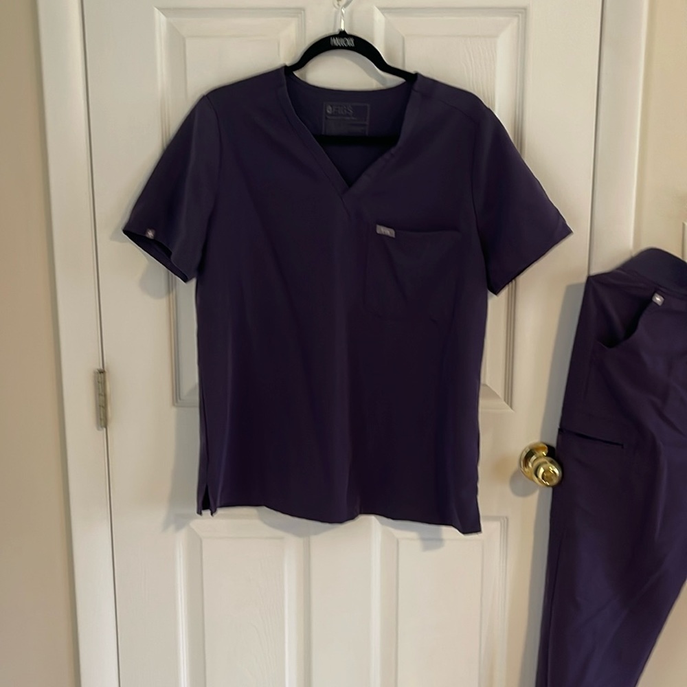 Figs women’s set. Catarina large scrub top. Zamora jogger large